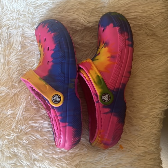 Crocs Tie- Dyed Fleece Lined Shoes Pink ,Yellow, Blue sz 5 - Picture 8 of 9